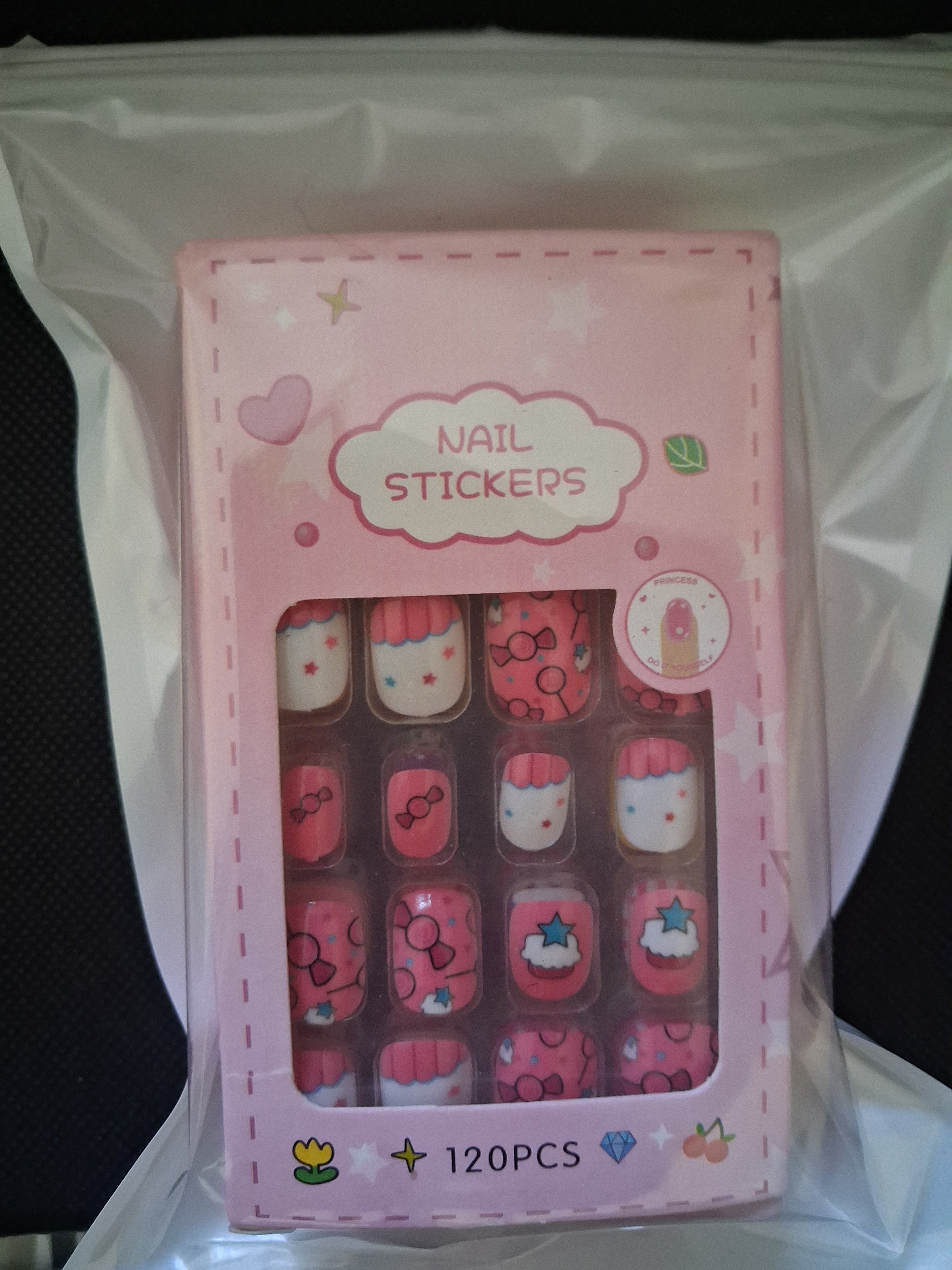 CHILDREN PRESS ON NAILS KIT 120 piece @R80